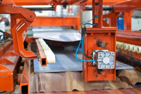 轧辊制造中镀锌钢加工生产线各段的元件照片